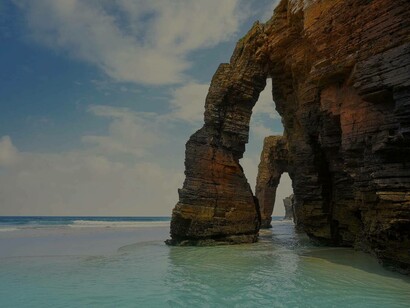 A closer look at La Playa de las Catedrales on a low tide