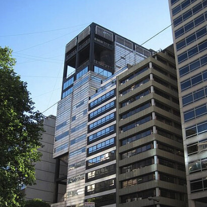 La democracia representativa institucionaliza la participación a través de elecciones y deliberaciones, mientras que el populismo critica su déficit de legitimidad. Edificio CASFPI, Ministerio de Trabajo hoy convertido en secretaría, Buenos Aires, Argentina