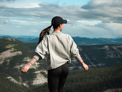 Fille à la montagne. Vivre le présent exige de s'y consacrer