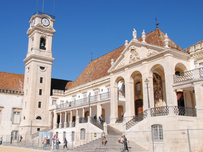 Está en la escritura de Paula la poética de los sentidos, algo tan genuinamente africano, que lleva de los sabores a los saberes el lugar epistémico de las luchadoras africanas de sus encuentros etnográficos. Universidade de Coimbra, Portugal