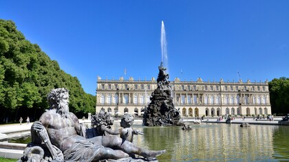 Il castello di Herrenchiemsee si trova su un'isola nel lago Chiemsee. Costruito da re Ludwig II di Baviera, è ispirato alla Reggia di Versailles e fu pensato per essere un omaggio al Re Sole, Luigi XIV di Francia. Il castello è sontuosamente decorato e circondato da giardini formali
