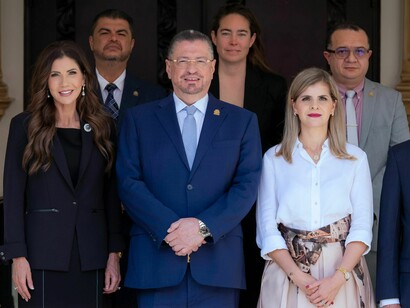 Reunión oficial celebrada el 24 de marzo de 2026 entre altos funcionarios de Costa Rica y Estados Unidos. Al centro, el expresidente Rodrigo Chaves y la presidenta en turno Laura Fernández