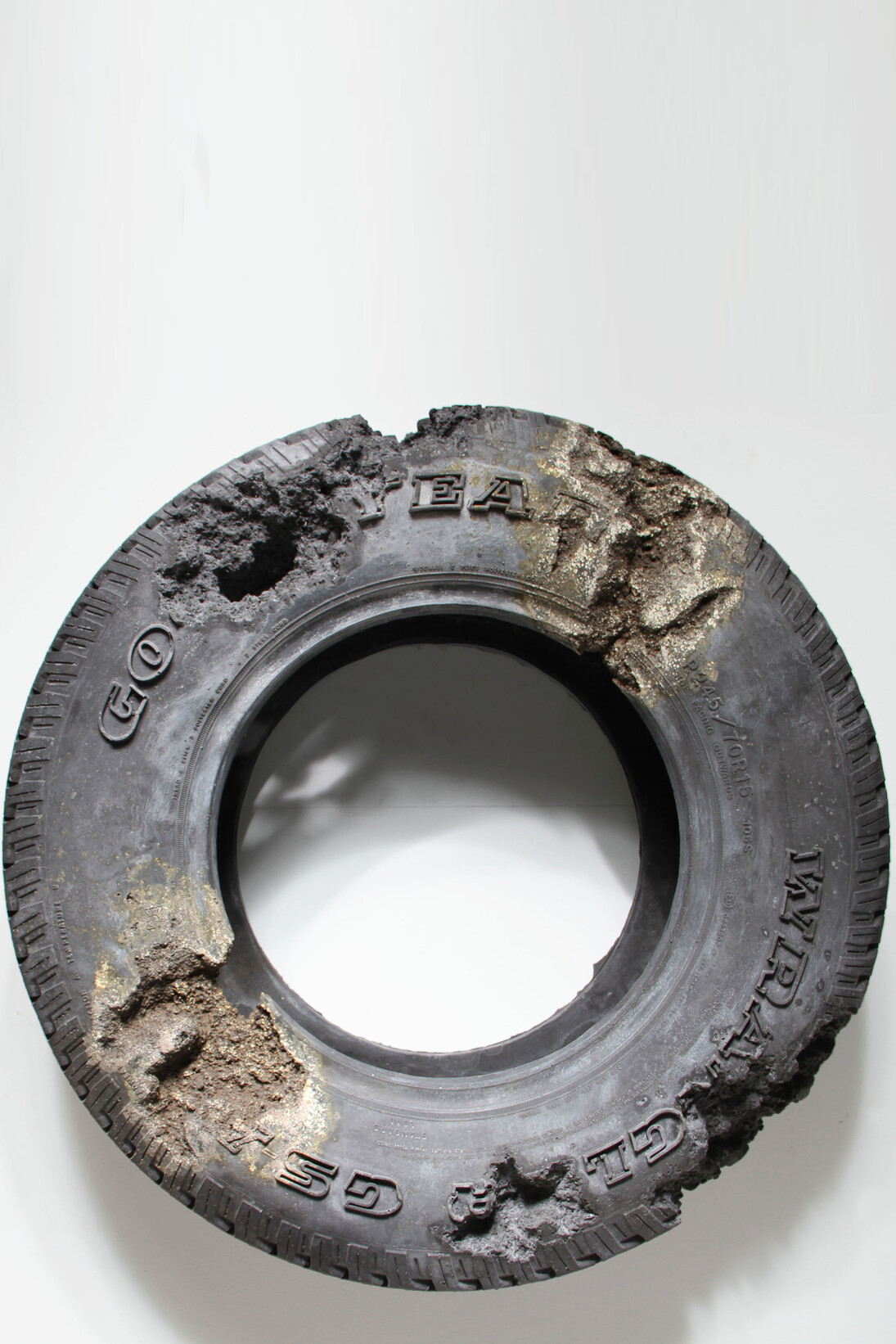 Daniel Arsham, "Steel Eroded Tire" 2014, Steel fragments, volcanic glass, hydrostone, 76 x 76 x 25 cm / 30 x 30 x 10 inches, Courtesy Galerie Perrotin