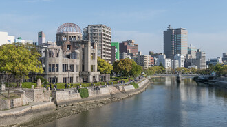 Vista della "Cupola della bomba atomica" e del fiume Motoyasu, Hiroshima, Giappone