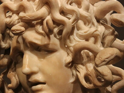 Testa di Medusa, Bernini, Musei Capitolini, Roma, Italia. Esistono vari miti in relazione a ciò che accade a Medusa, ma ciò che rimane invariato è il fine della storia, poiché sempre finisce con la sua terribile trasformazione nel mostro con la testa piena di serpenti vivi che si muovono minacciosamente, di cui solo noi dobbiamo evitare la sua vicinanza e il suo sguardo mortale
