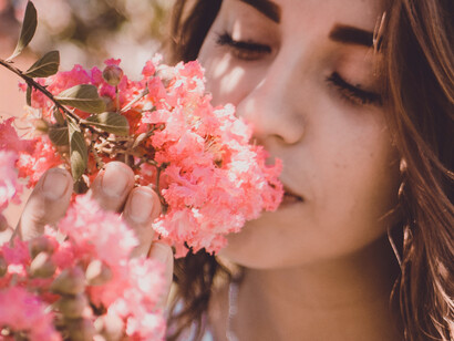 Bambina annusa fiore