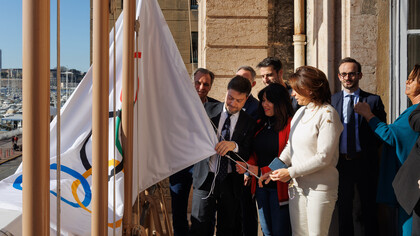 Membros do Comitê Olímpico hasteiam bandeira oficial das Olimpíadas na cidade de Marselha, França. Foto de Ian Hanning