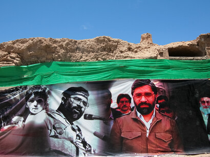 El movimiento se prolongó hasta principios de 2010, cuando los manifestantes exigían la destitución de Mahmud Ahmadineyad. El color verde se utilizó inicialmente como símbolo de la campaña de Mir Hossein Mousavi. Irán