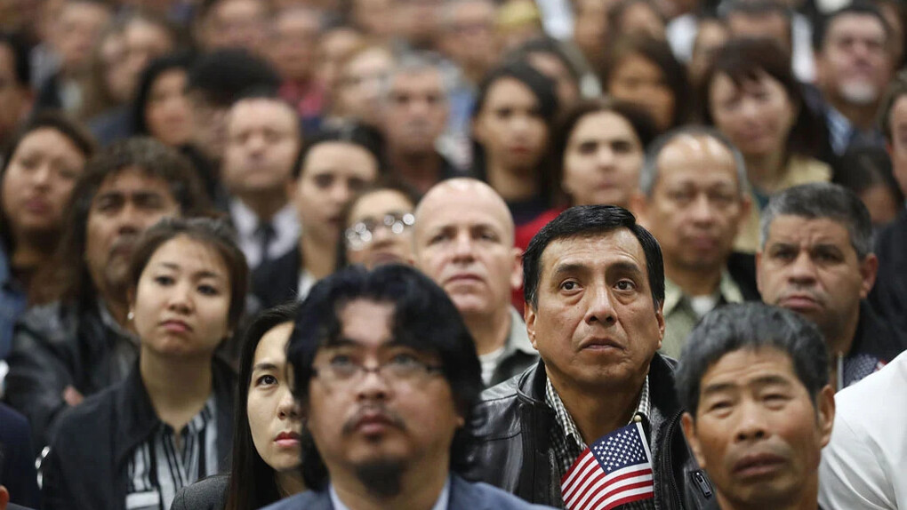 Refugiados, significa, toda a pessoa que, em razão de fundados temores de perseguição devido à sua raça, religião, nacionalidade, associação a determinado grupo social ou opinião política, encontra-se fora de seu país de origem