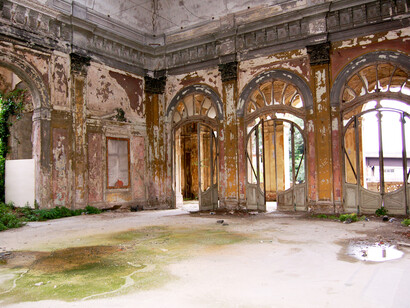 Lo stato di abbandono delle Terme del Corallo
