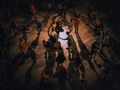 Persona en una pista de baile al ritmo de la música en Lisboa, Portugal
