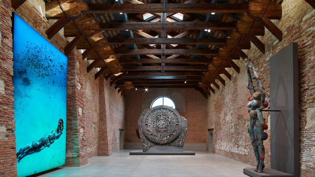 Damien Hirst, (da destra a sinistra), The Diver with Divers, (Photography Christoph Gerigk), Calendar Stone, The Diver -  Photographed by Prudence Cuming Associates © Damien Hirst and Science Ltd. All rights reserved, DACS 2017 