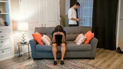 Destacar é criar pontos de confluência ou de dispersão. Abrigar a totalidade do que existe ou rejeitar inúmeras coisas cria juízos e regras. O indivíduo assim posicionado age como se fosse um legislador autoritário e impositor: avalia, julga, condena, ou aprova todos e tudo à sua volta. A partir de sua visão ou de suas vivências autorreferenciadas desenvolve um mundo de preconceitos nos quais se refugia, isolando-se e prejudicando, dificultando a própria vida