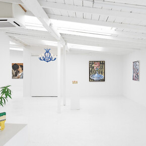 Various artists, Limousine service, exhibition view. Courtesy of Guerrero Gallery GGLA