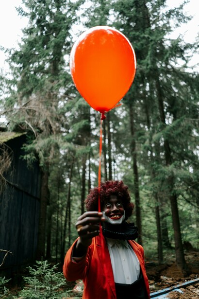 Clown terrificante con palloncino rosso. La figura del pagliaccio nel mondo moderno: una riflessione sulla cultura popolare