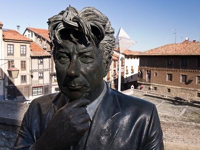 El escritor galés cuenta con una estatua en Vitoria (País Vasco, España)