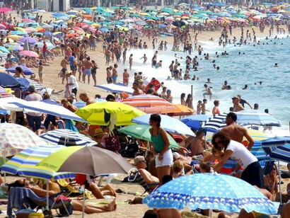 En verano, en las playas españolas no cabe un alfiler