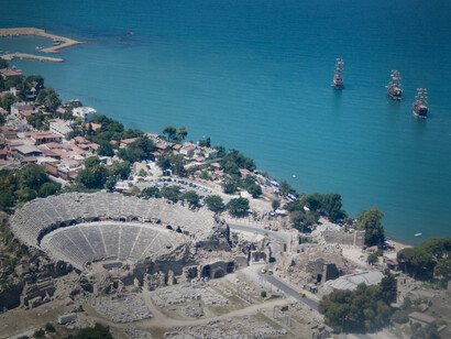 Teatro tra i più grandi in Anatolia fu costruito probabilmente dai romani sulle rovine di un precedente ellenistico, Side, in Panfilia, Turchia