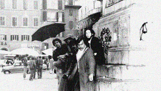 Il Laboratorio Letterario Maruri sotto la statua di Giordano Bruno a Campo di Fiori a Roma. In foto, Antonio Arévalo, Odette Smith, Eugenio Llona, Hernan Castellano-Giron e Eduardo Bandera