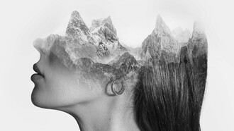 As mulheres — poetisas ou poetas — que sentem com corpo e alma a estilhaçar suas palavras pelo mundo arrebatam-nos e encantam-nos. Cada uma a seu jeito. Elas expressam a energia da conexão feminina com a natureza — que todas nós temos —, permitem a comunhão com o invisível e integram o mistério ao corpo físico. Graças às poetisas, lembramo-nos de que somos céu e terra, sonho e matéria a viver na terceira dimensão a abraçar os versos que nos rodeiam e a saborear o feminino em palavras