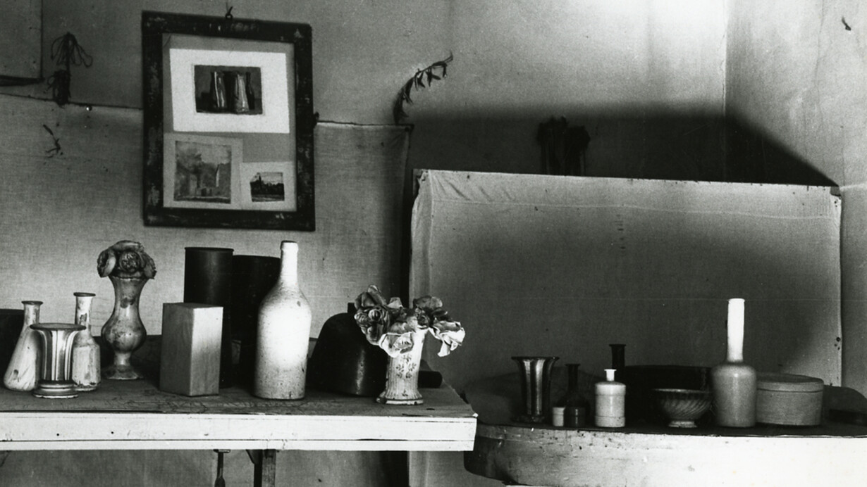 Lo studio bolognese di Morandi fotografato da Paolo Monti nel 1981. Fondo Paolo Monti, BEIC