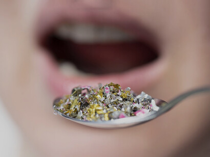 La presencia de estas partículas en la dieta plantea riesgos potenciales, ya que pueden transportar químicos tóxicos y bioacumularse en el organismo