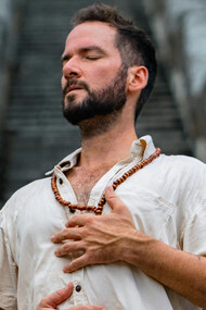 Imagem envolvente de um homem aplicando em si mesmo técnicas de respiração contra a ansiedade durante passeio em Bali, Indonesia