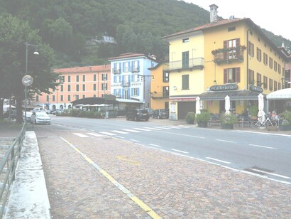 Davanti all'albergo Dongo è stato fatto scendere dal camion Mussolini e catturato, visto dal muretto