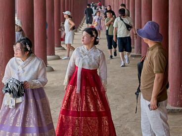 La cultura coreana contemporanea non si limita all’intrattenimento, ma porta sulla scena internazionale temi sociali come disuguaglianze, bullismo, competizione e pressione sociale, stimolando una coscienza critica