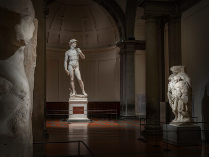 Il David di Michelangelo nella sua Tribuna alla Galleria dell’Accademia. Star indiscussa dell’arte di ogni tempo, la scultura è circondata da capolavori straordinari, ed è pochi passi dalla Gipsoteca © Guido Cozzi