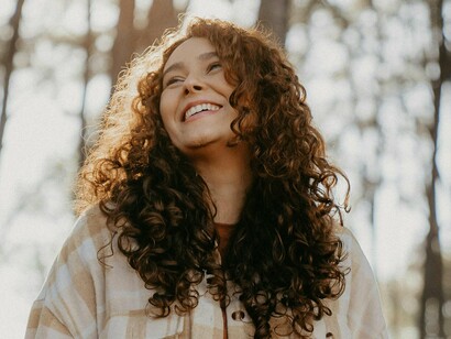 Quando o assunto é cozinhar em casa, a técnica se tornou um artigo de luxo na era do delivery. Ao comentar para algumas jovens que eu cozinho, elas arregalam os olhos e perguntam, surpresas: “Você trabalha como cozinheira?”. Eu lhes respondo que trabalho como escritora e que cozinho todas as refeições do dia para o meu marido e para mim. Eu sou do tempo do caderno de receitas, do avental na cintura e dos programas de culinária apresentados para donas de casa na década de 1980, como Cozinha Maravilhosa da Ofélia. Aliás, bons tempos aqueles...