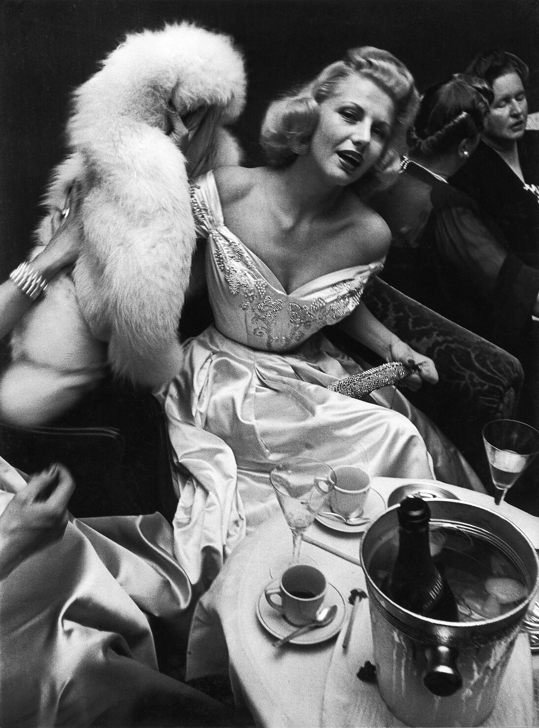 Jacob Tuggener. Ballo ACS, Grand Hotel Dolder, Zurigo, 1948 © Jakob Tuggener Foundation, Uster