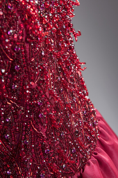 Detail of Evening dress in cherry-red faille; bodice embroidered with rubies and fringes. 1994. Maison Givenchy. Foto: Luc Castel con la colaboracion de Philippe Caron