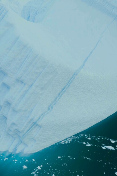 A crack at the centre of an iceberg