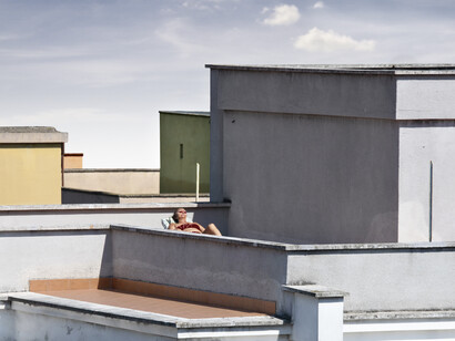 Roma, 13 abril 2020: una mujer toma el sol en la terraza de su edificio durante el confinamiento (Max Intrisano/DeVolkskrant) 