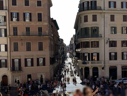 Nel cuore della città, su Via del Corso, si trova la Galleria Alberto Sordi, un elegante centro commerciale in un edificio storico. Oltre ai negozi, puoi ammirare l'architettura affascinante del luogo e rilassarti in uno dei caffè, Roma, Italia
