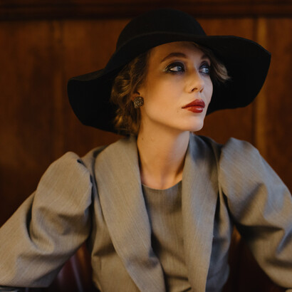 O olhar distante da atriz e a nova forma de sua roupa após mudar a postura trazem um ar de surpresa para o espectador