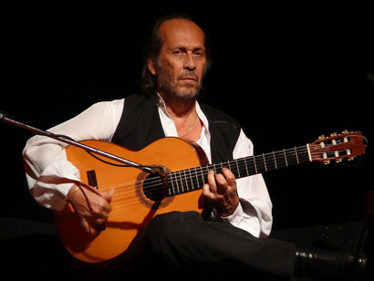 Paco de Lucía concentrado tocando su guitarra