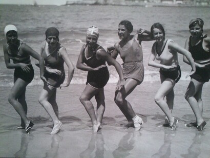 Mujeres jugando en la playa