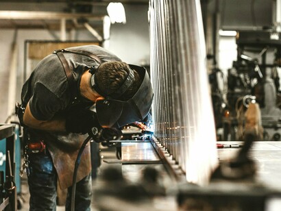 O despertar começa precisamente aqui: no reconhecimento de que o problema não é pontual, mas sistémico. Durante anos, a indústria tentou manter-se num lugar de aparente neutralidade. Produzia, distribuía, vendia. As questões sociais e ambientais eram frequentemente tratadas como temas externos, acessórios ou incómodos. Hoje, essa neutralidade deixou de ser possível