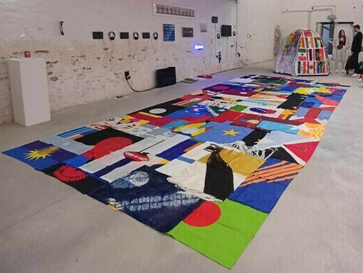 Movimiento de una nación, comisariada por Antonio Arévalo, la exposición reúne las obras de 31 artistas y un colectivo, explorando los conceptos de nación y frontera a través de los lenguajes de las artes visuales y escénicas. Venecia, Italia 