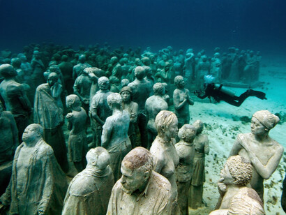 Un buzo, visitando el jardín de esculturas submarinas de Granada