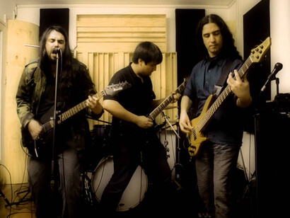 Grupo ensayando en el salón de casa