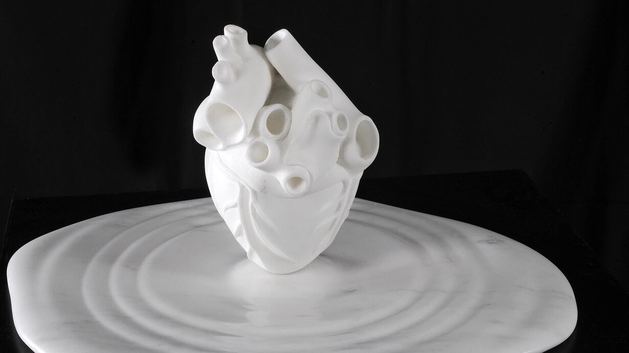 “Un battito”, cuore in marmo bianco di Carrara dell’artista Matteo Faben