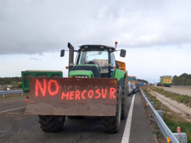 Des manifestants du mouvement « Révolte paysanne » se sont installés au milieu de l'autoroute A7 à Garrigàs, dans l'Alt Empordà espagnol, pour protester contre le Mercosur