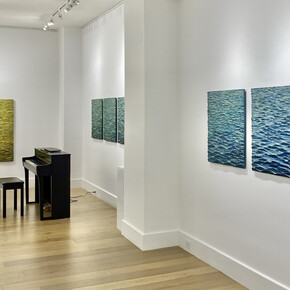 Kate Oh Gallery interior with piano and Kwangsik Jung's Stone Wave, NYC