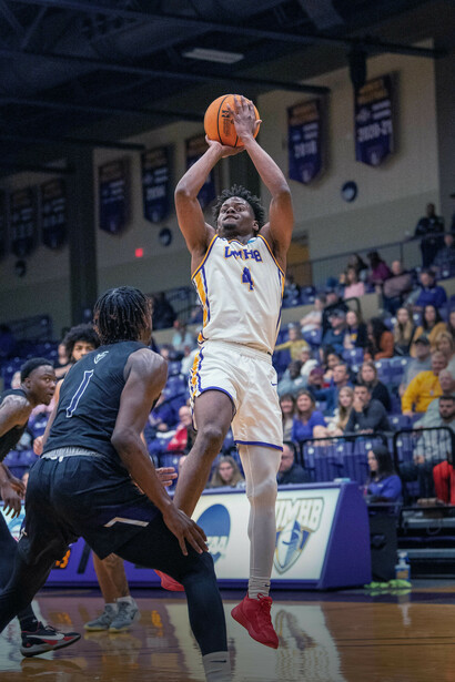 Este estilo de juego enfoca la ofensiva en el movimiento rápido y los tiros de tres puntos, aprovechando cada centímetro de la cancha