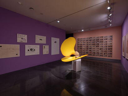 Dear viewer, what are you looking at? Exhibition view. Courtesy of Museo Universidad de Navarra