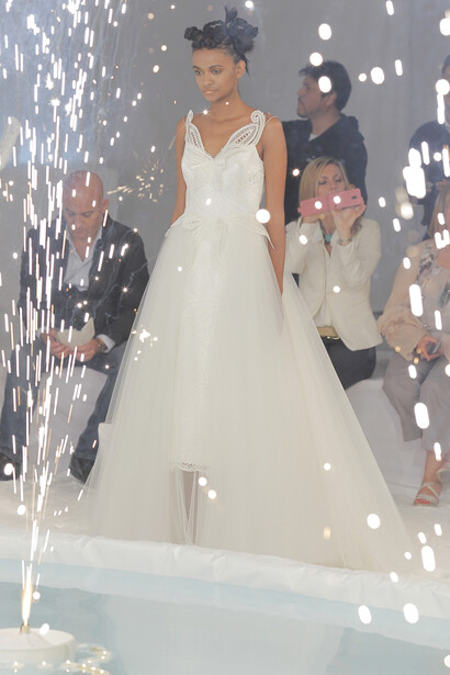 La sposa si rilassa a bordo piscina 