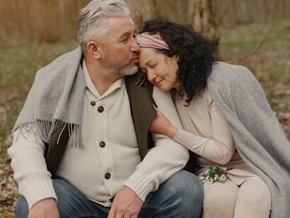 Casal de idosos se abraçam